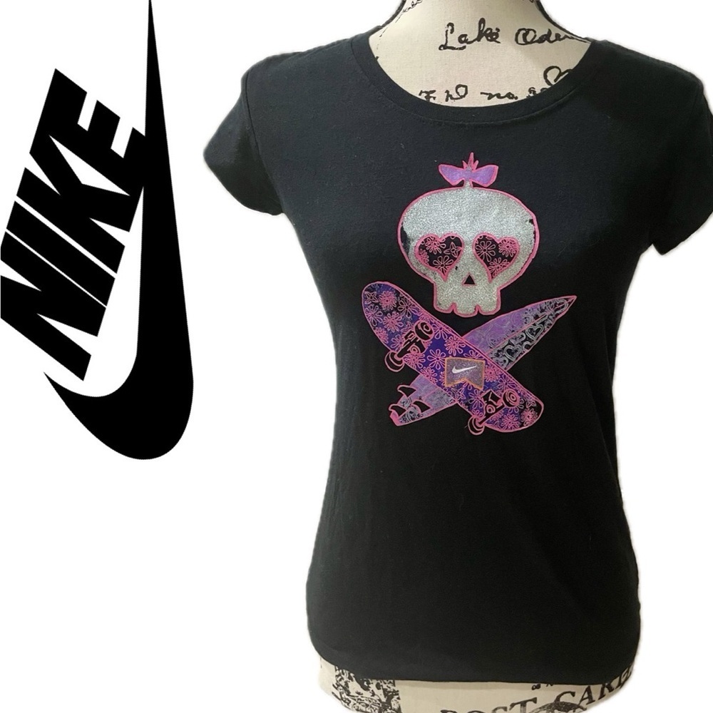 Y2K NIKE HOT PINK GIRLY SKULL WITH A BOW SKATEBOARD BODYBOARD T-SHIRT SIZE XS‎